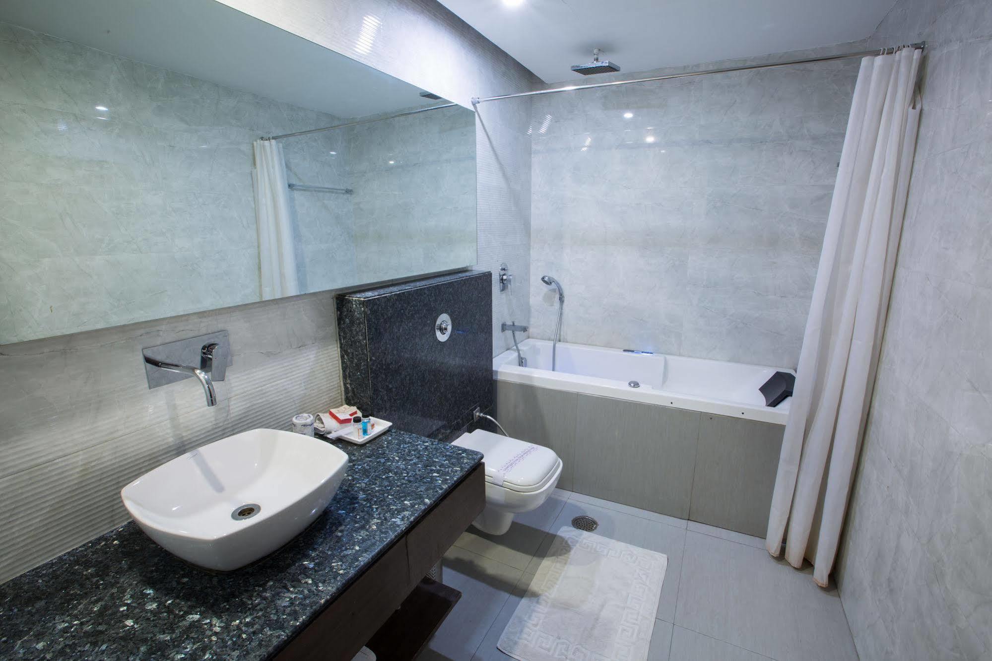 Hotel Narula'S Aurrum Amritsar Dış mekan fotoğraf